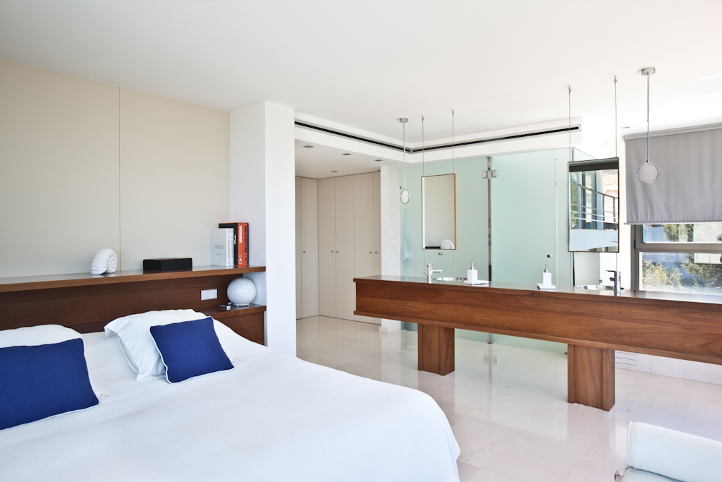 Habitación cama matrimonio con baño abierto en una villa en Ibiza